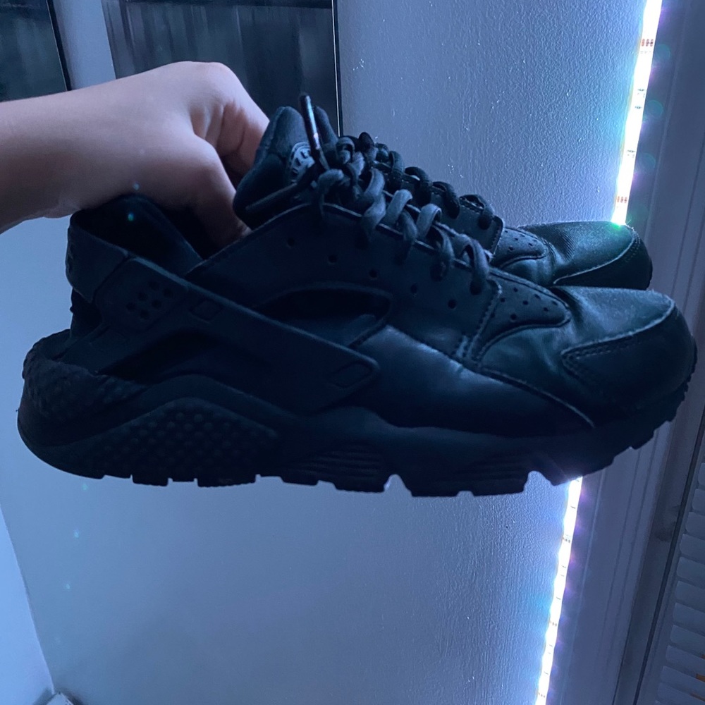 black nike hurts he